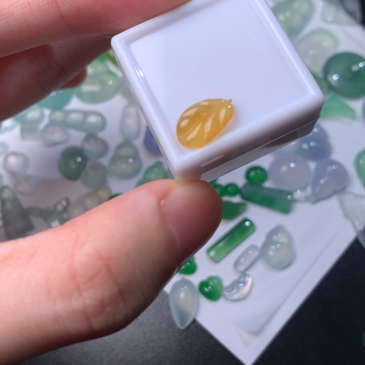 ****n翡翠未镶嵌颈饰叶