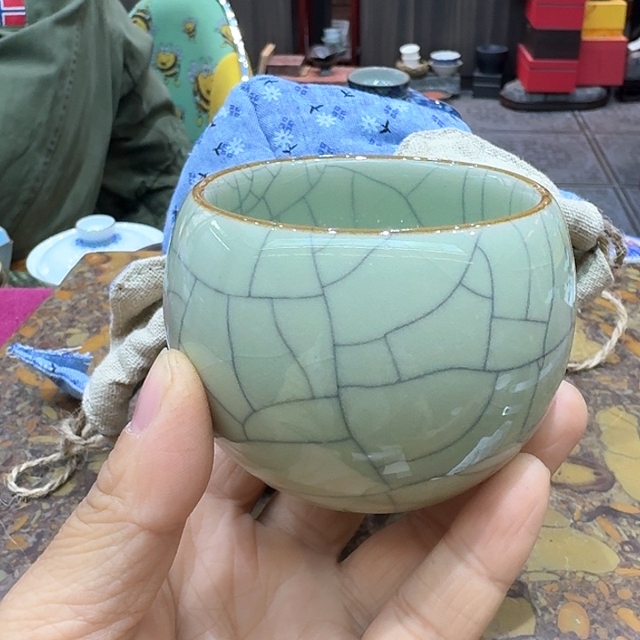 汝瓷杯一个，瓷。。品茗