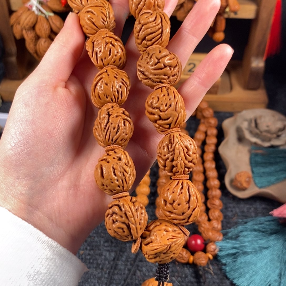 吊坠桃核桃枭手持