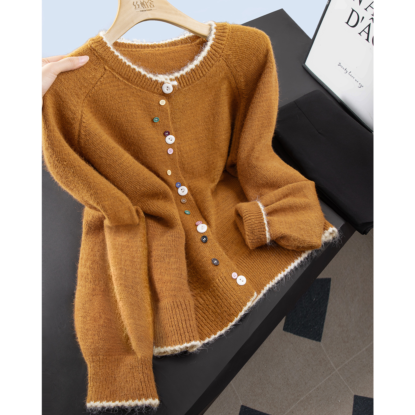 丝柏舍2025秋装新款女装插肩长袖宽松单排扣圆领针织衫S53X7779Z