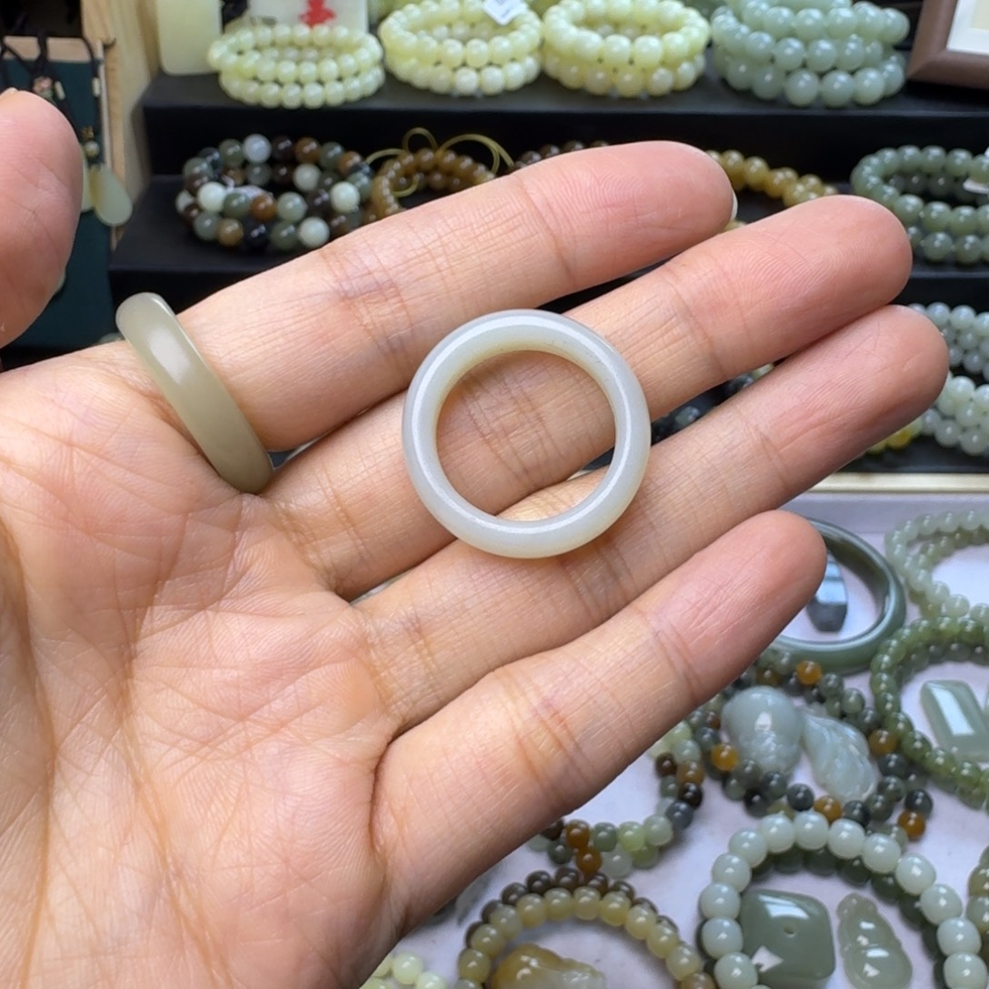 不***众和田玉未镶嵌戒指