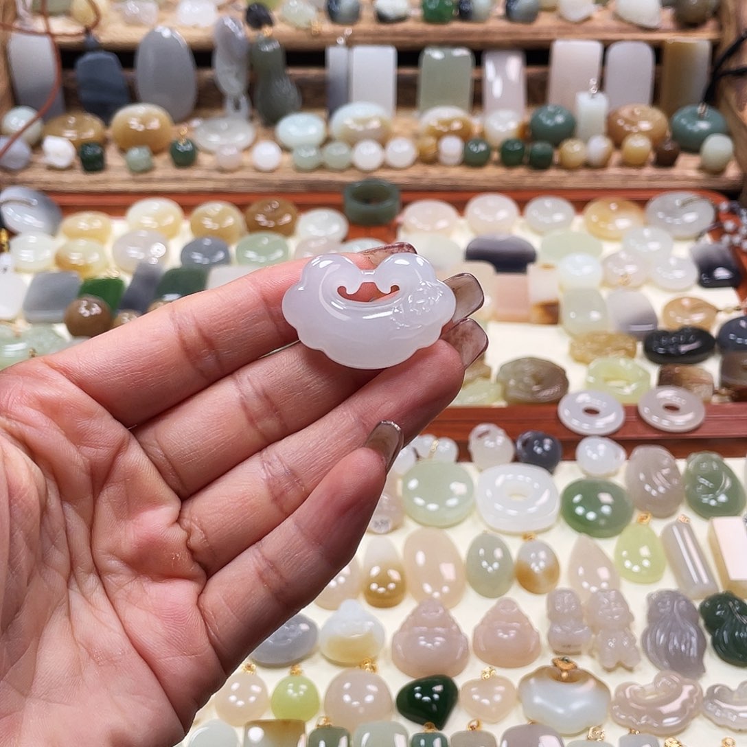 校***哥和田玉未镶嵌吊坠(赠链)