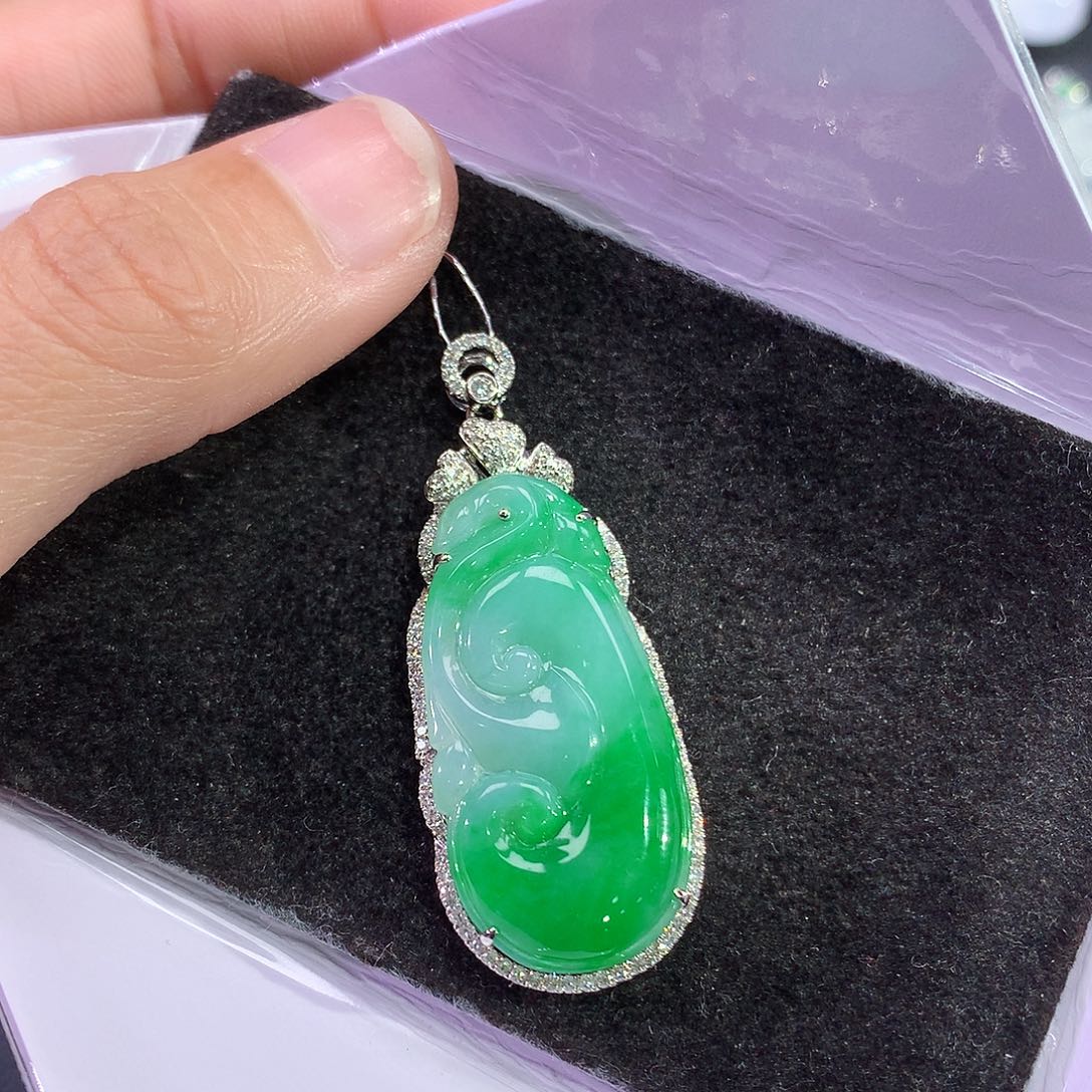 翡翠18K金镶嵌吊坠(赠链)