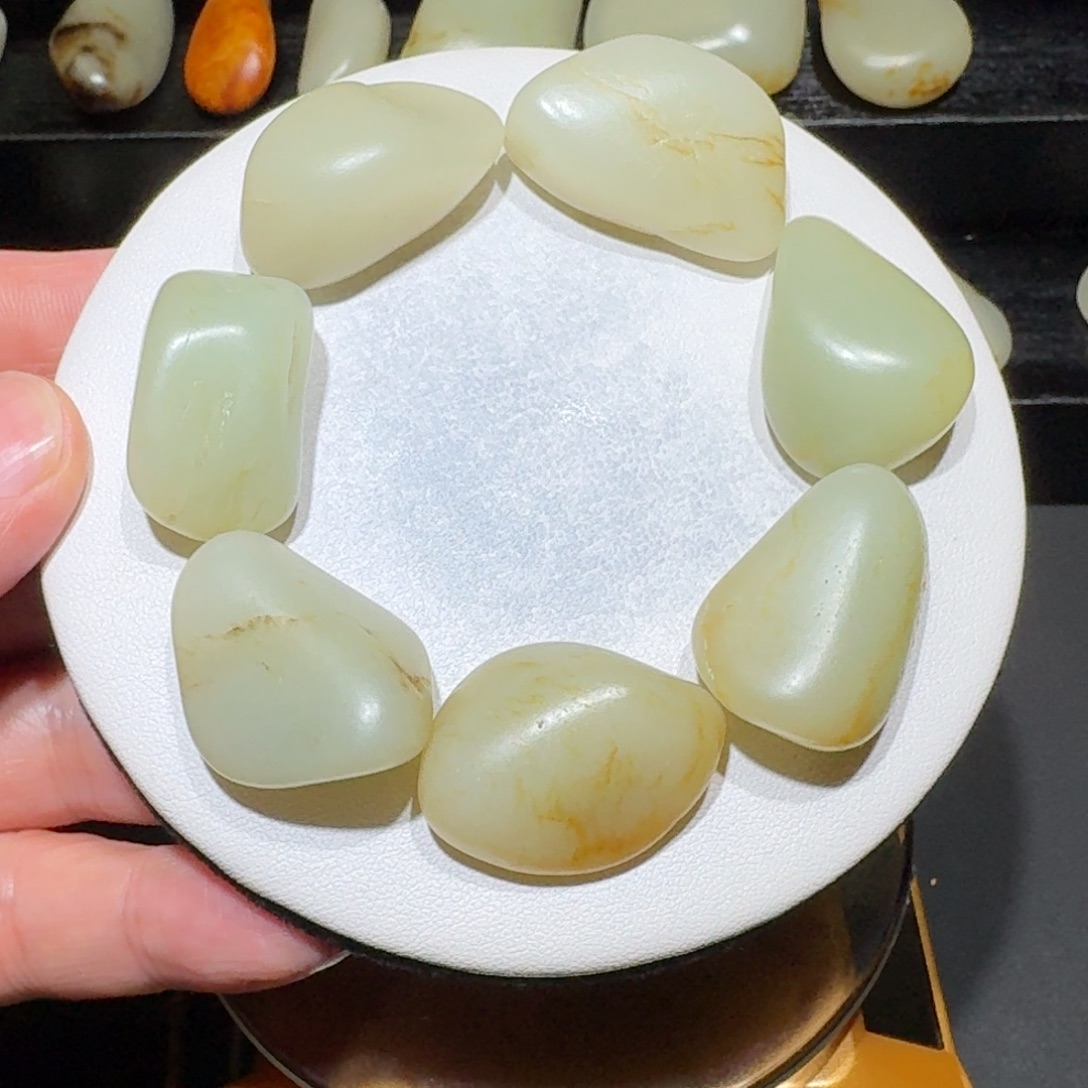 凯***秋和田玉未镶嵌颈饰