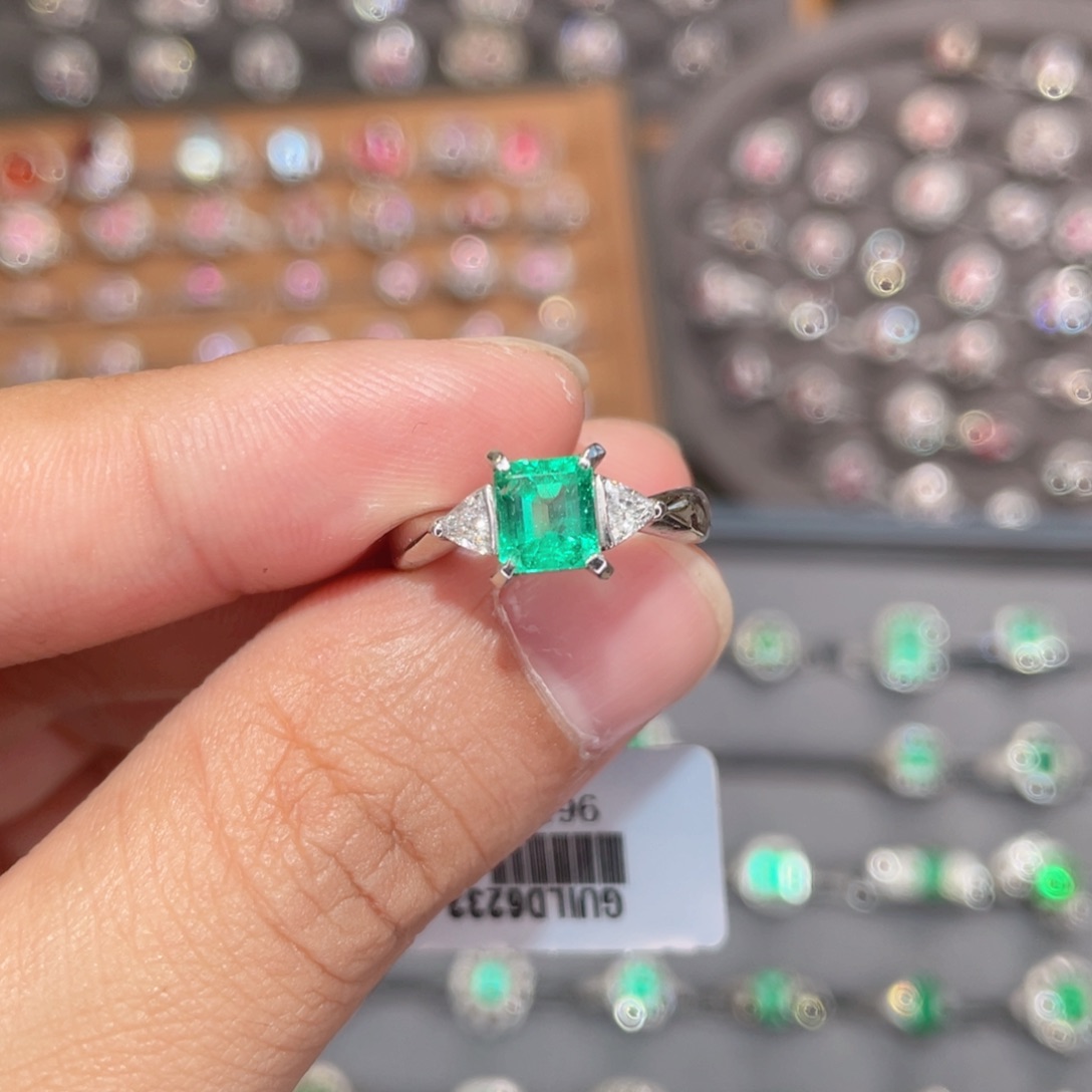 祖母绿戒指铂Pt900镶嵌.