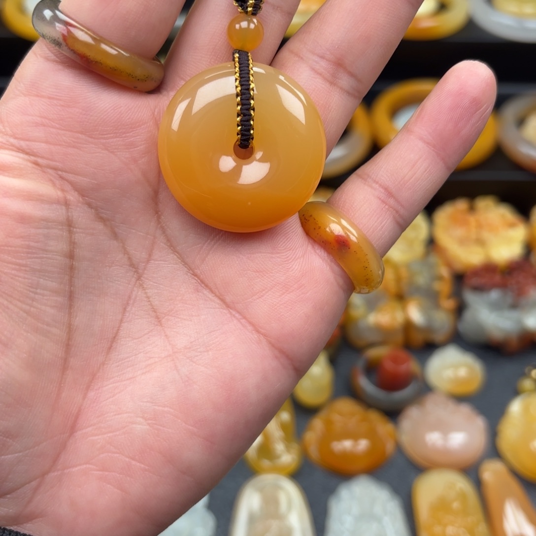 一***行石英质玉（黄龙玉）合金手链