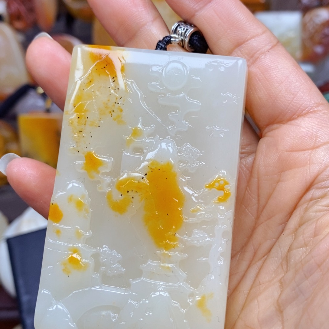 石英质玉（黄龙玉）颈饰未镶嵌