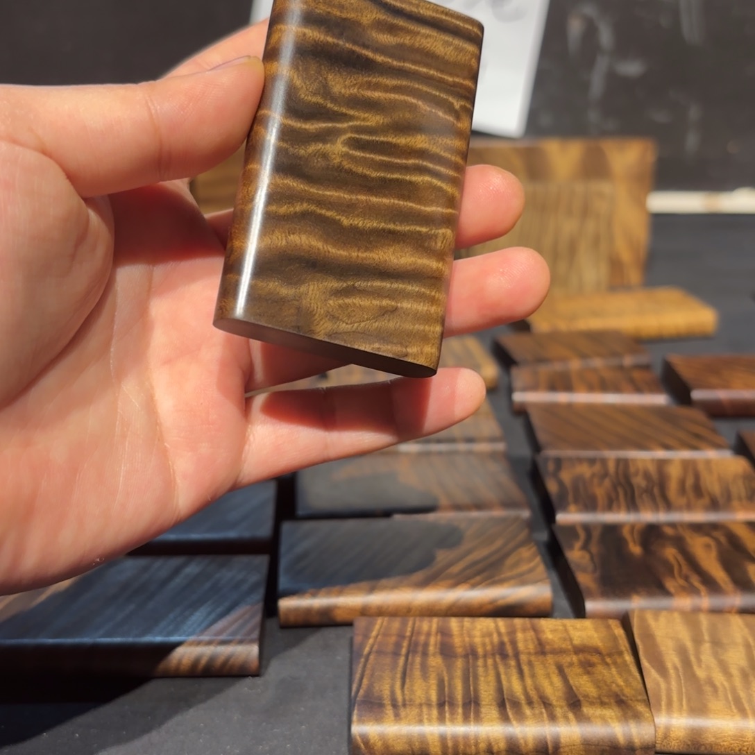 P***r金丝楠木无事牌一个