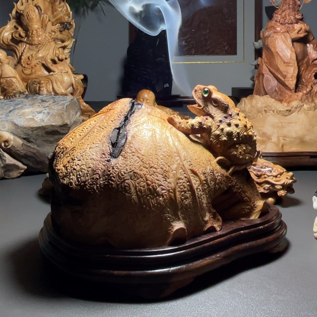 老***狼柏木（崖柏）抱石蟾蜍工艺品