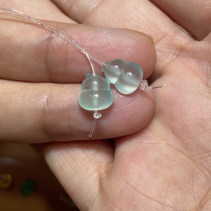 翡翠未镶嵌颈饰葫芦