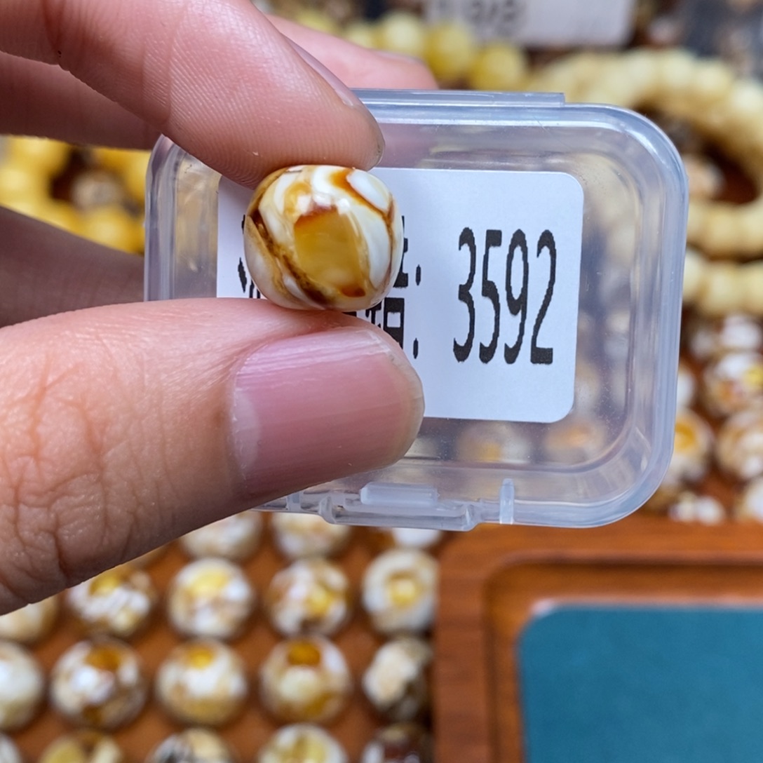 蜜蜡未镶嵌珠宝奇石3592