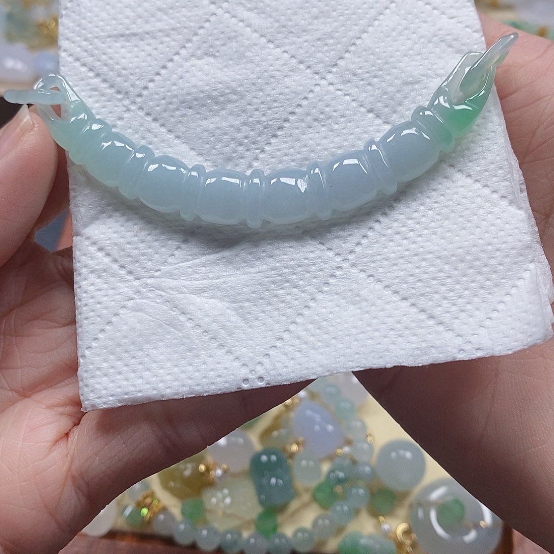 翡翠颈饰未镶嵌闪