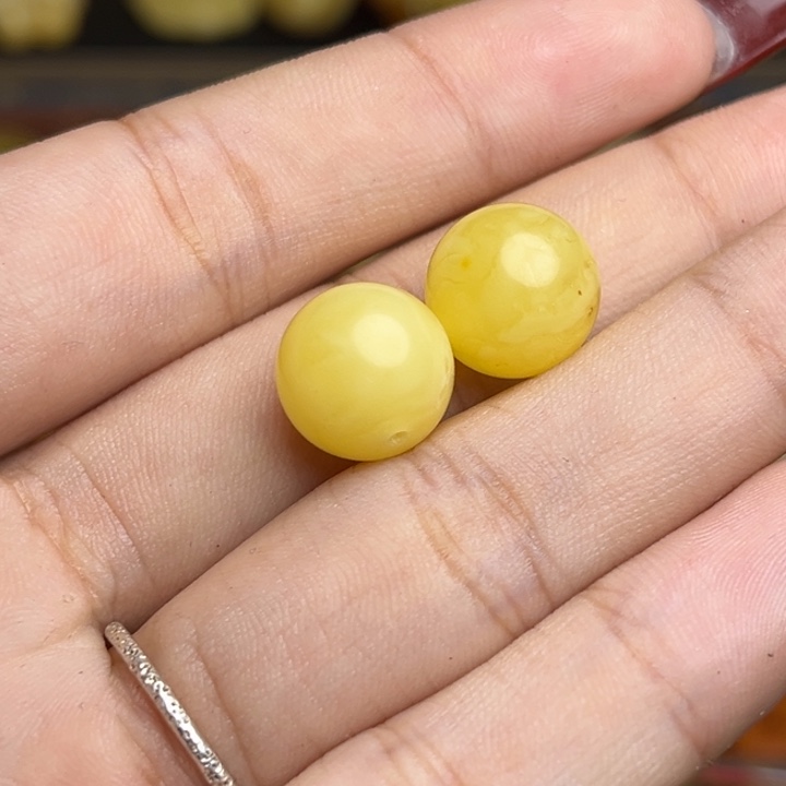 凤***蜜蜡未镶嵌珠宝奇石鸡油黄妖花圆珠一对微瑕