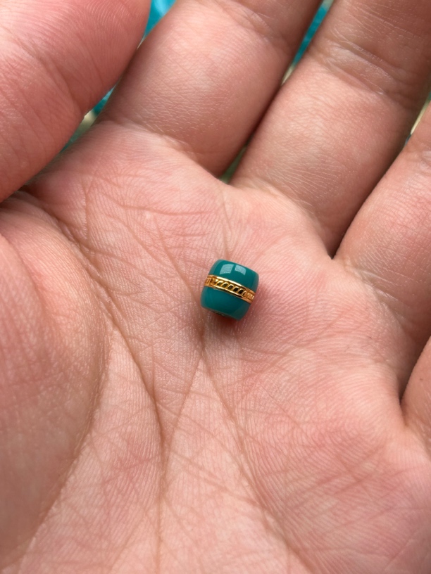 原矿高瓷蓝玉化绿松石汉堡。  尺寸6.6