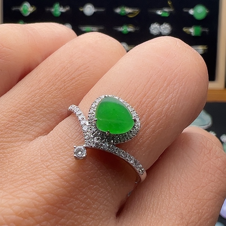 翡翠18K金镶嵌颈饰戒指