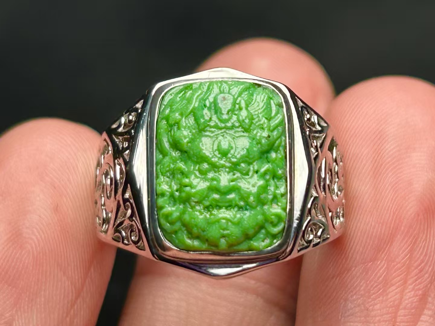 纯天然精美菜籽黄精工雕刻玉化大黑天戒指，稀有品种，色彩惊艳