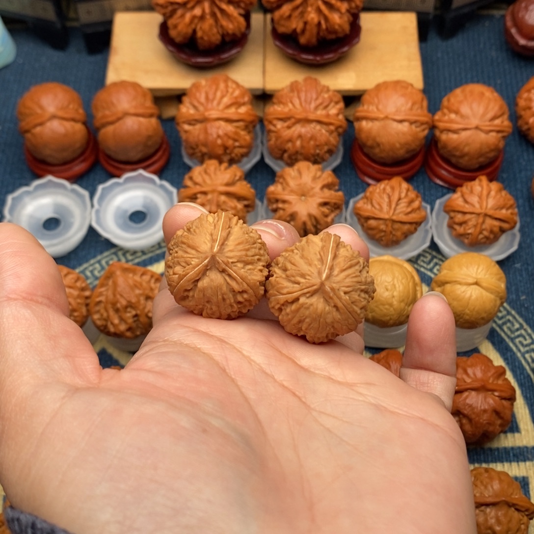 不***语文玩核桃把件三棱