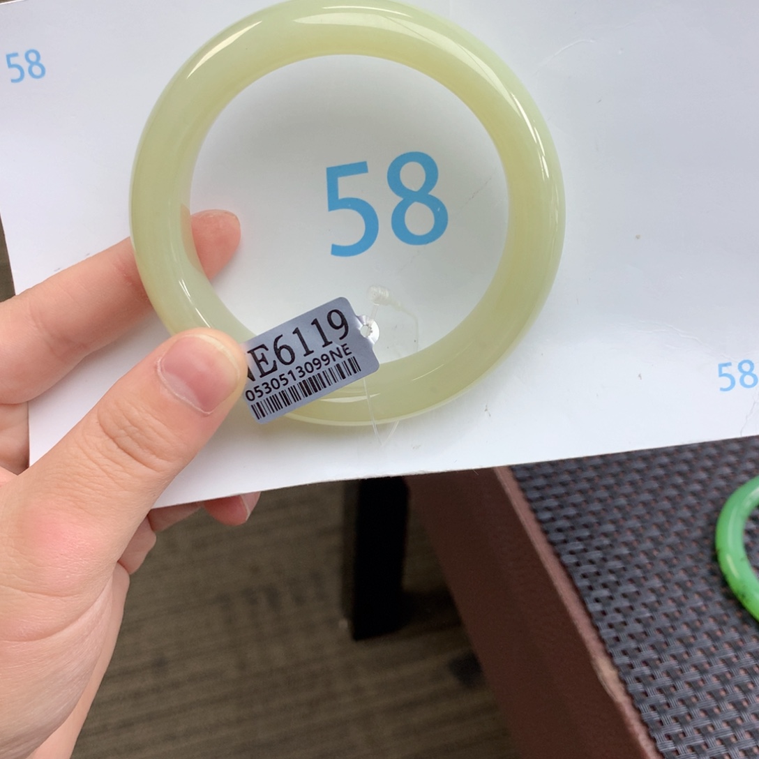 招***m和田玉未镶嵌手镯