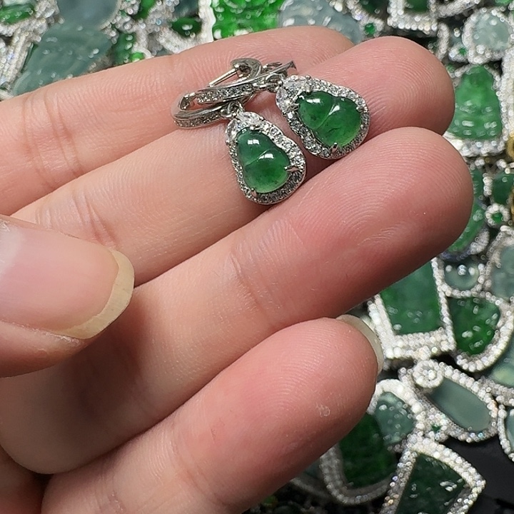 翡翠未镶嵌颈饰天然A货翡翠放漏