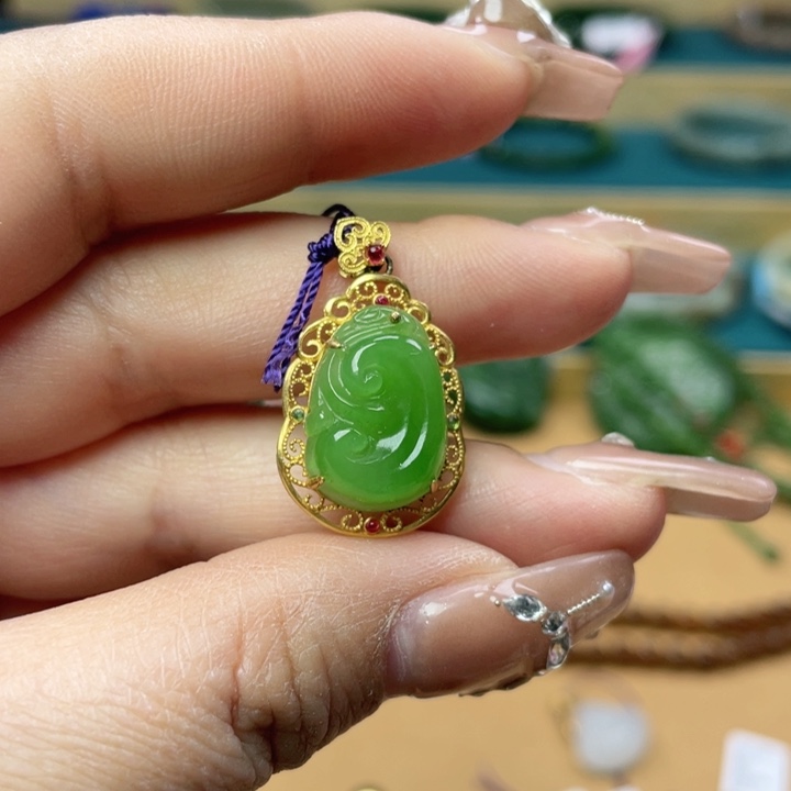 和田玉吊坠18K金镶嵌