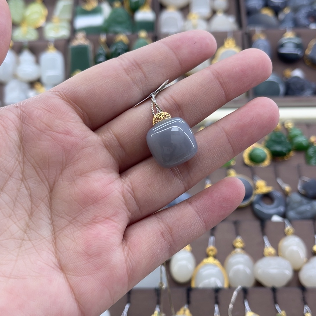 和田玉18K金镶嵌吊坠(赠链)