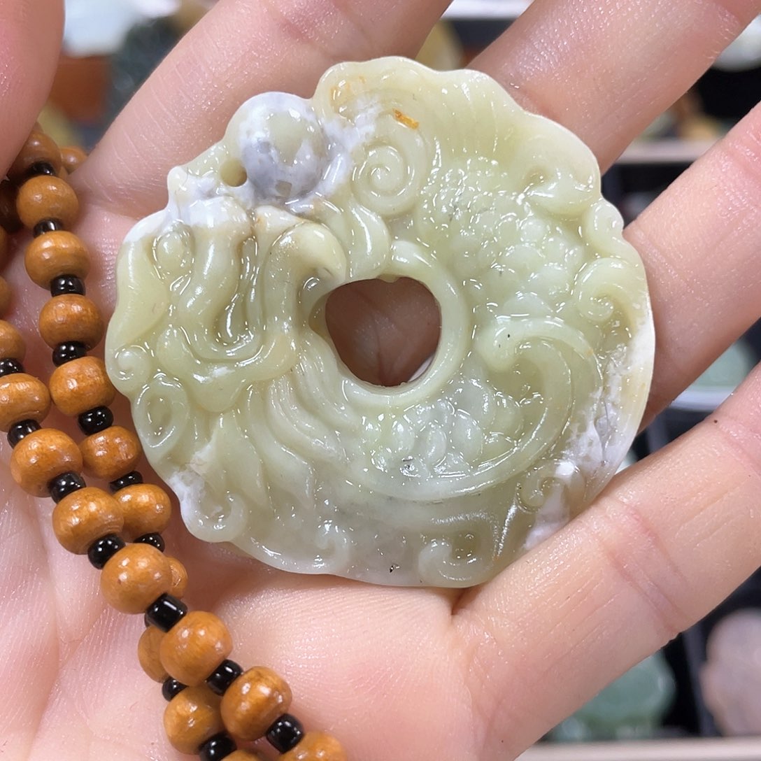 蛇纹石玉颈饰未镶嵌