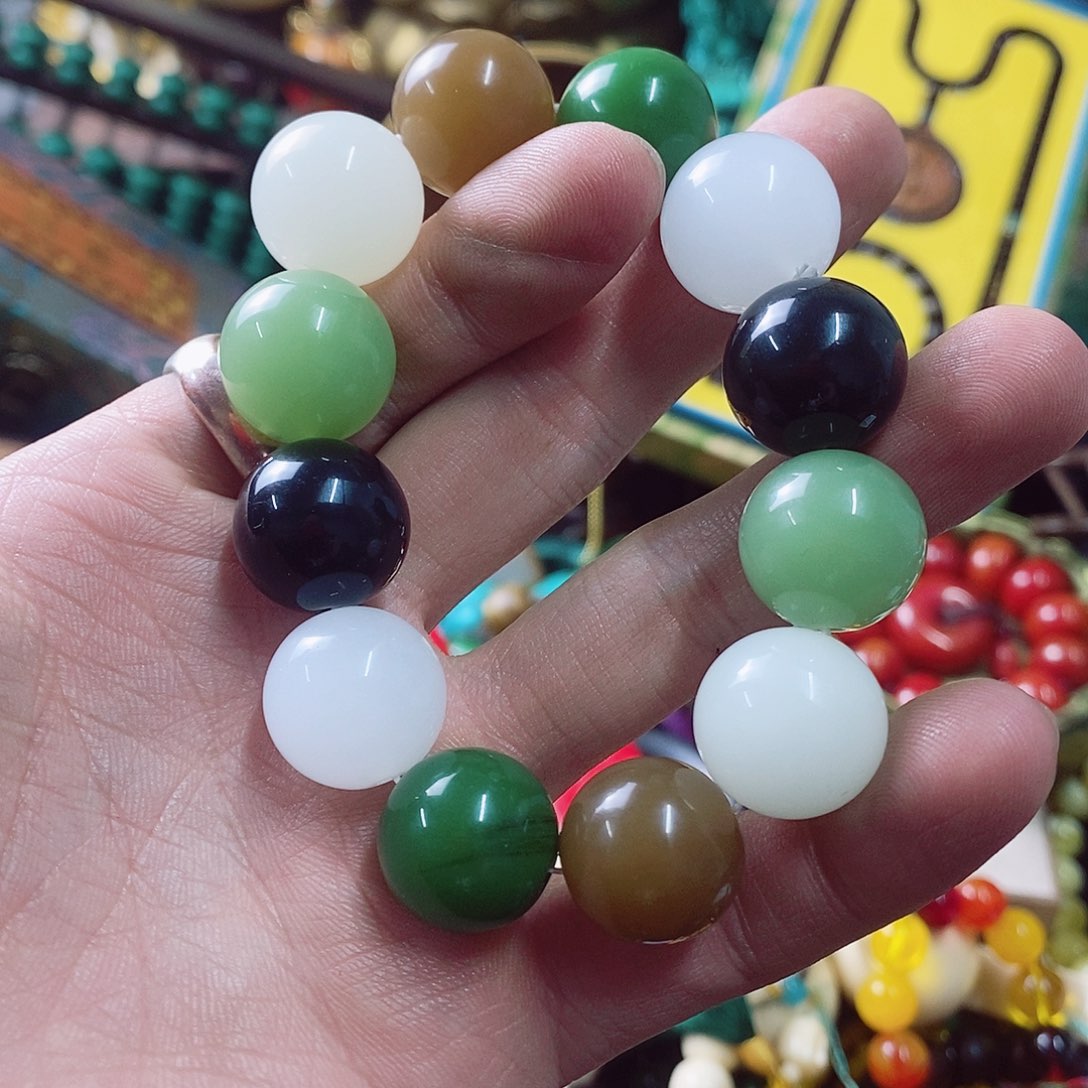 和田玉摆件的时候要小心的哈不要未镶嵌