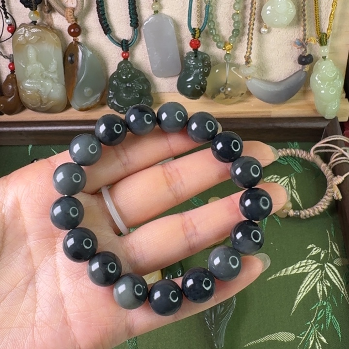 透闪石质玉未镶嵌颈饰