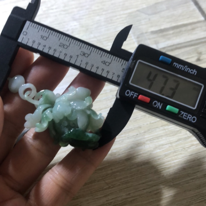 A货翡翠玉。精雕牡丹花拉环锁骨链