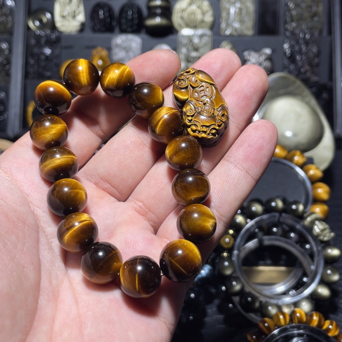 花***。黑曜岩未镶嵌颈饰