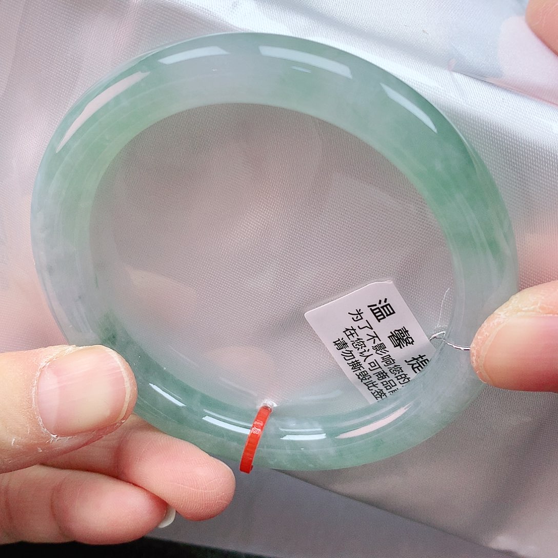 翡翠手镯未镶嵌56圈