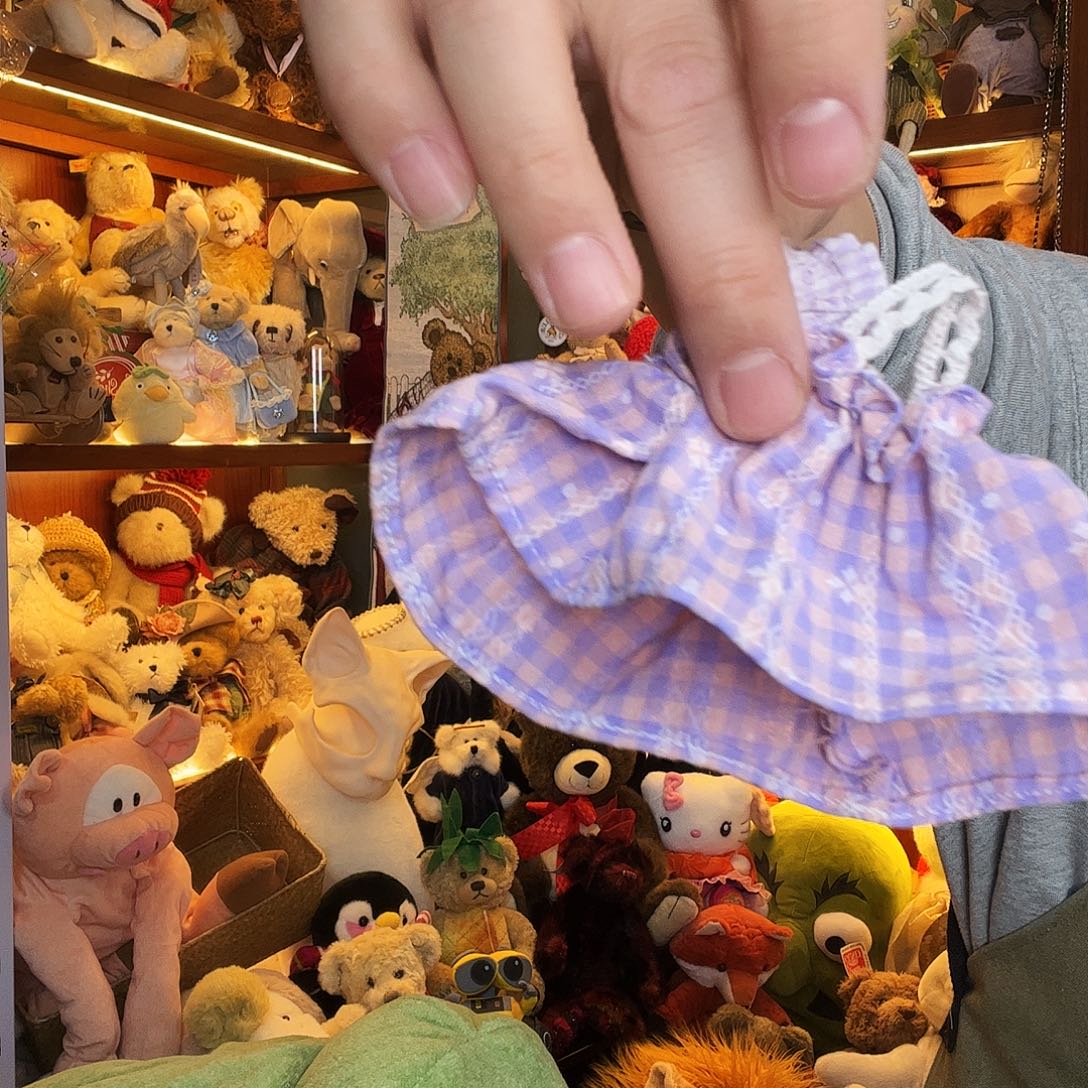 毛绒紫裙子套装。    