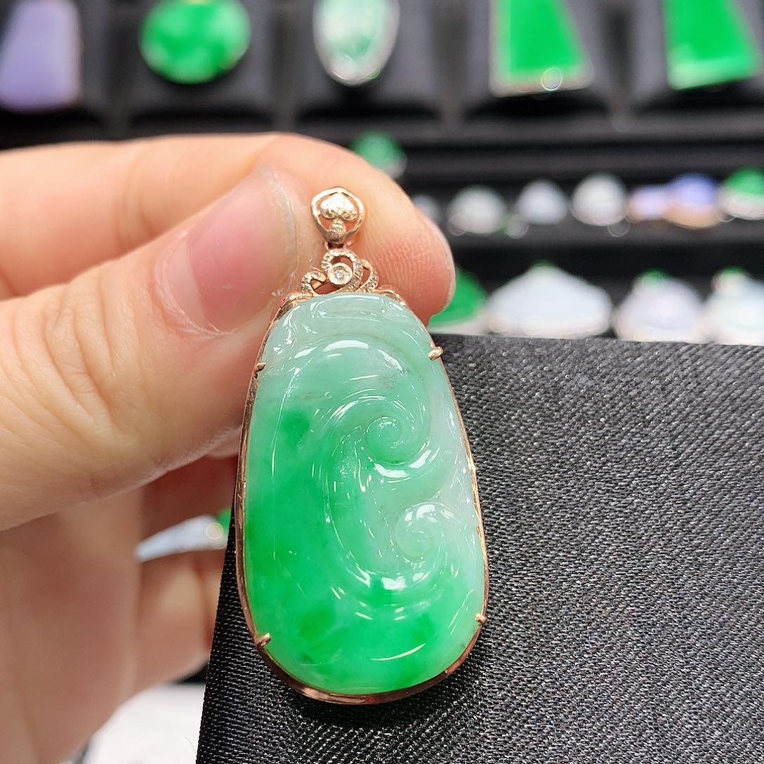 翡翠颈饰18K金镶嵌如意