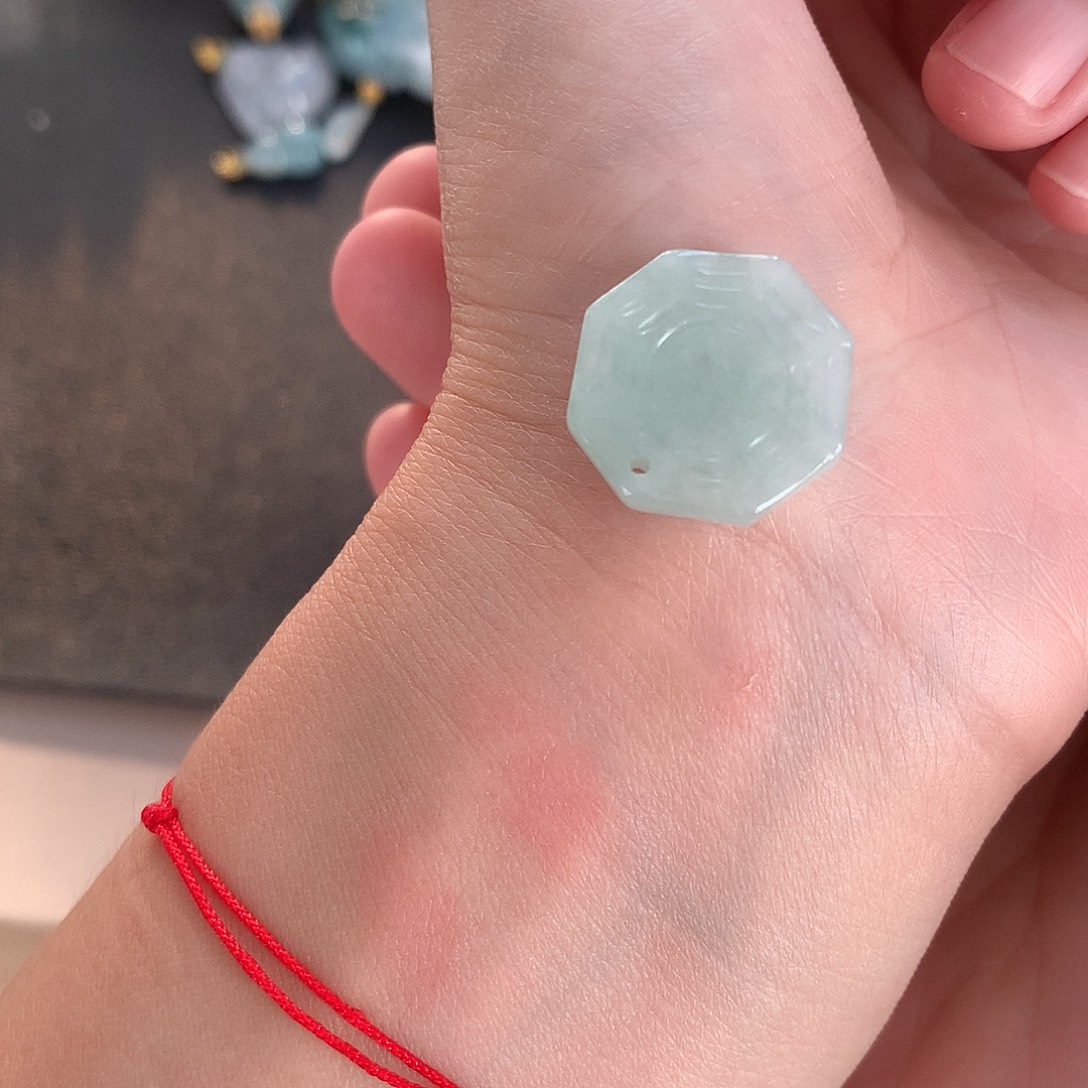 翡翠未镶嵌颈饰八卦