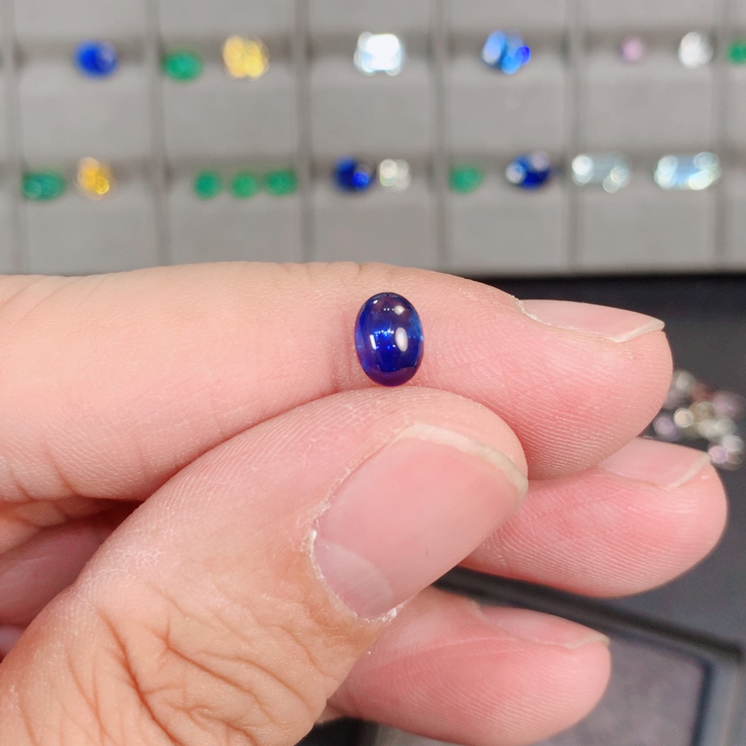 蓝宝石裸石未镶嵌1.35ct 皇家蓝素面糖宝山