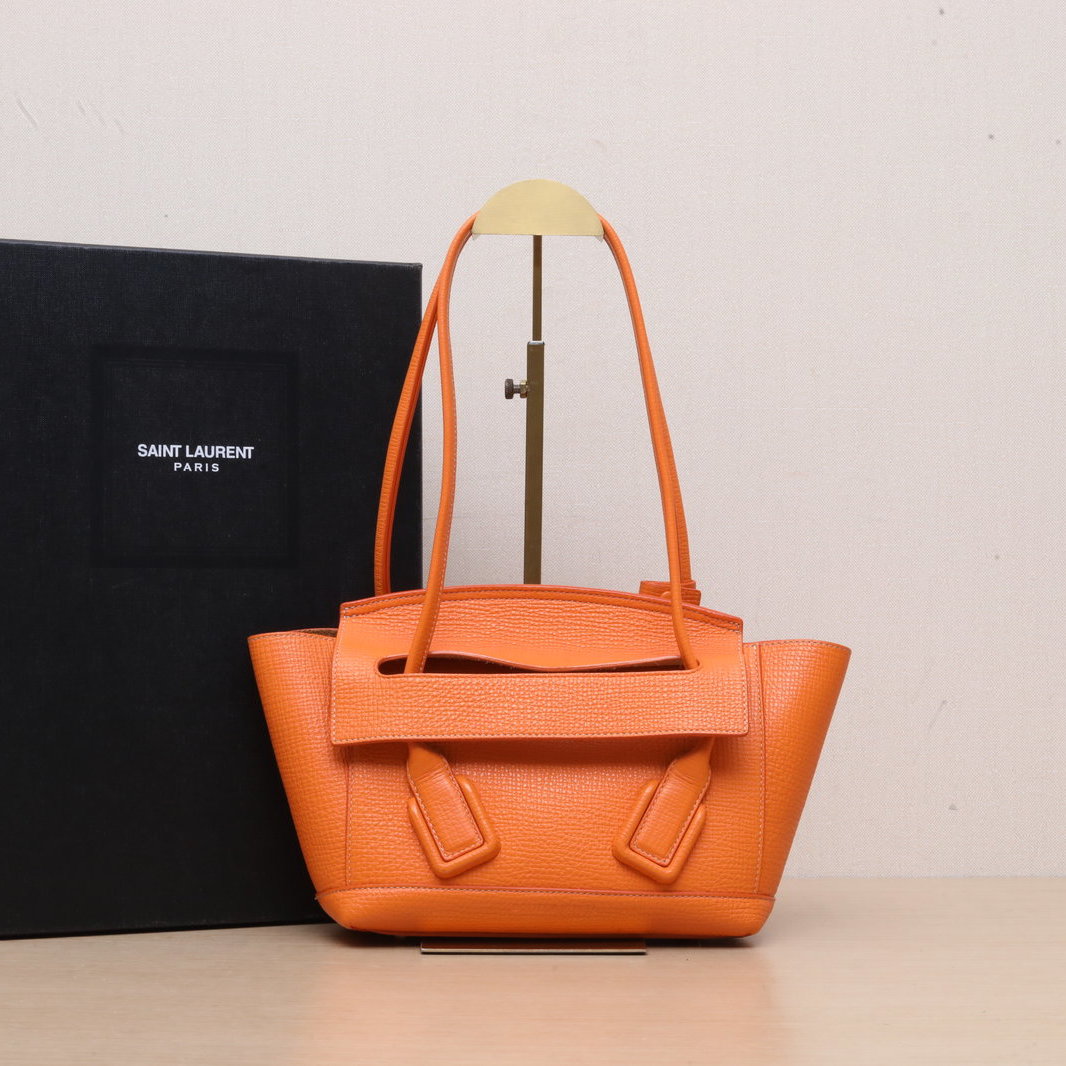 95新 BOTTEGA VENETA/葆蝶家 【特价黑黑】Arco 小号 橙色 手提包