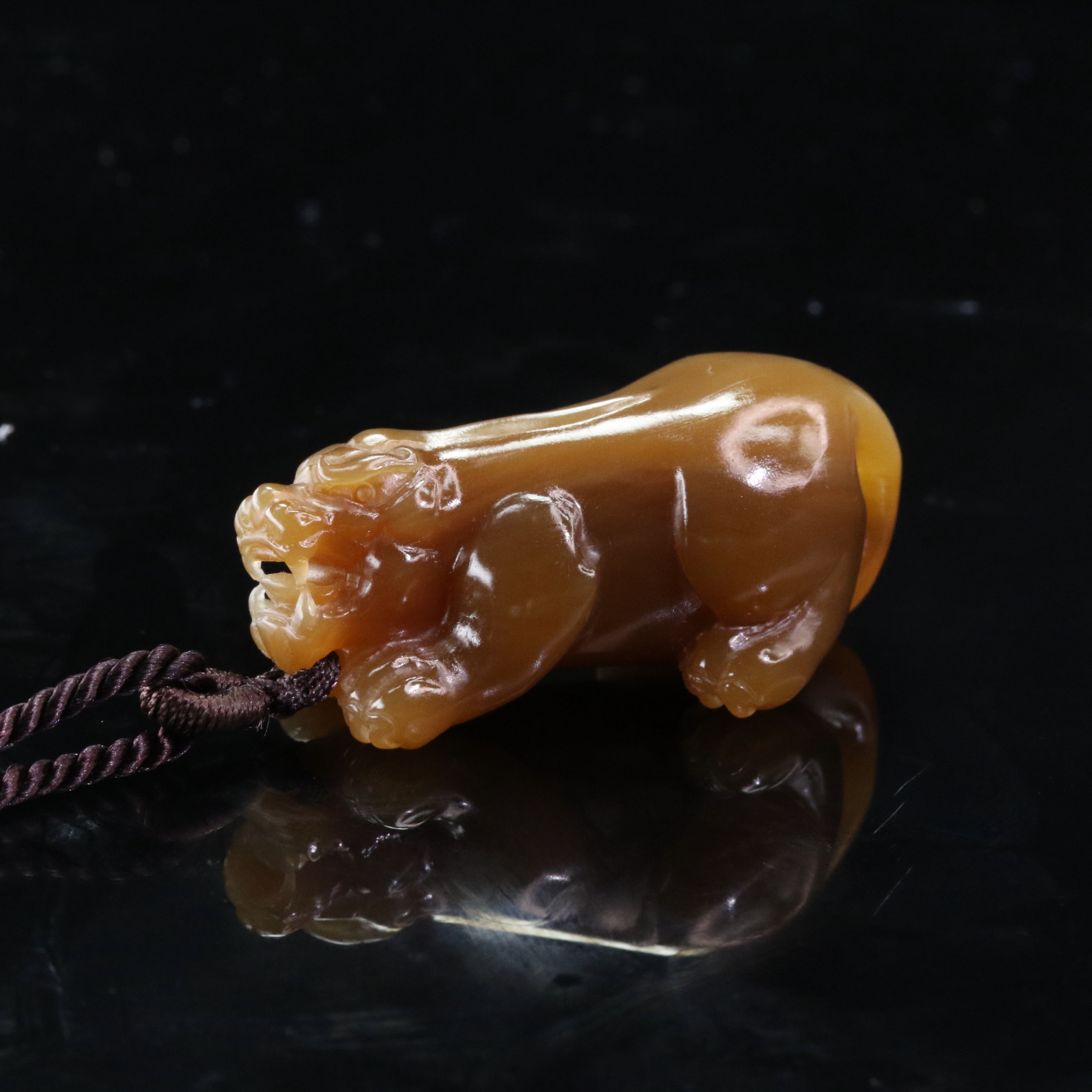 14和田玉且末糖吊坠/200241上海嘉禾拍卖