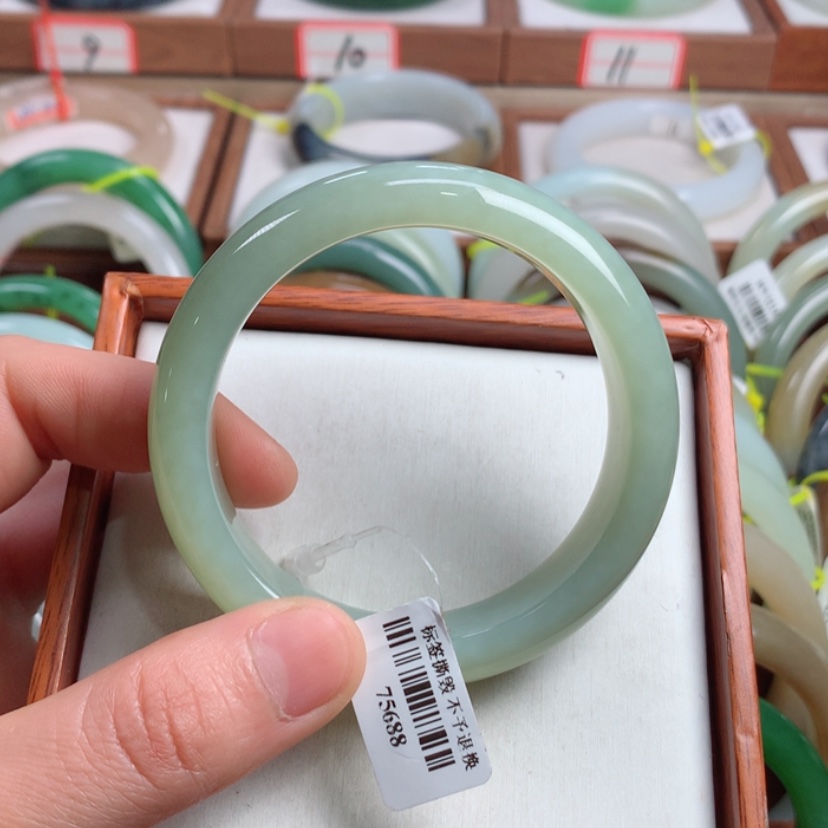 【闪购商品】和田玉手镯未镶嵌56