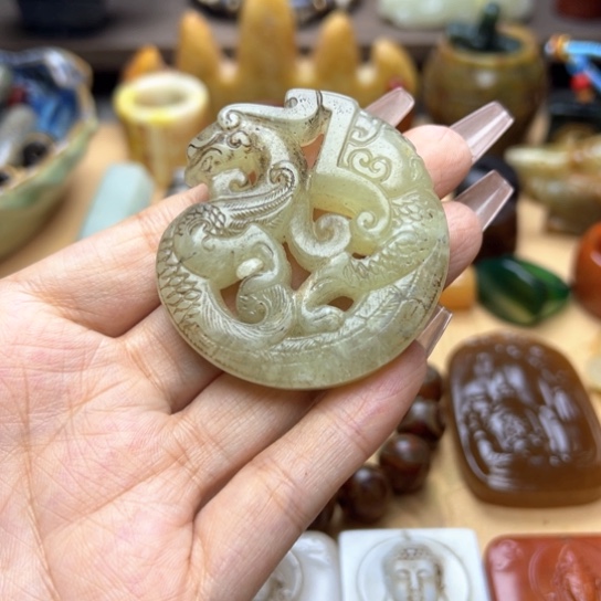 蛇纹石玉未镶嵌颈饰