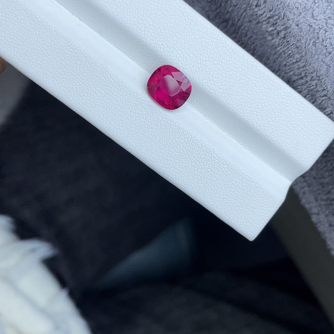 碧玺裸石未镶嵌2.6Ct卢比来