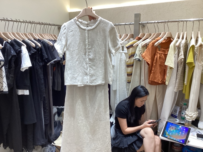 须须边圆领棉麻上衣+直筒半身裙两色套装25279