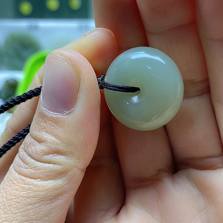 和田玉未镶嵌颈饰暴***?