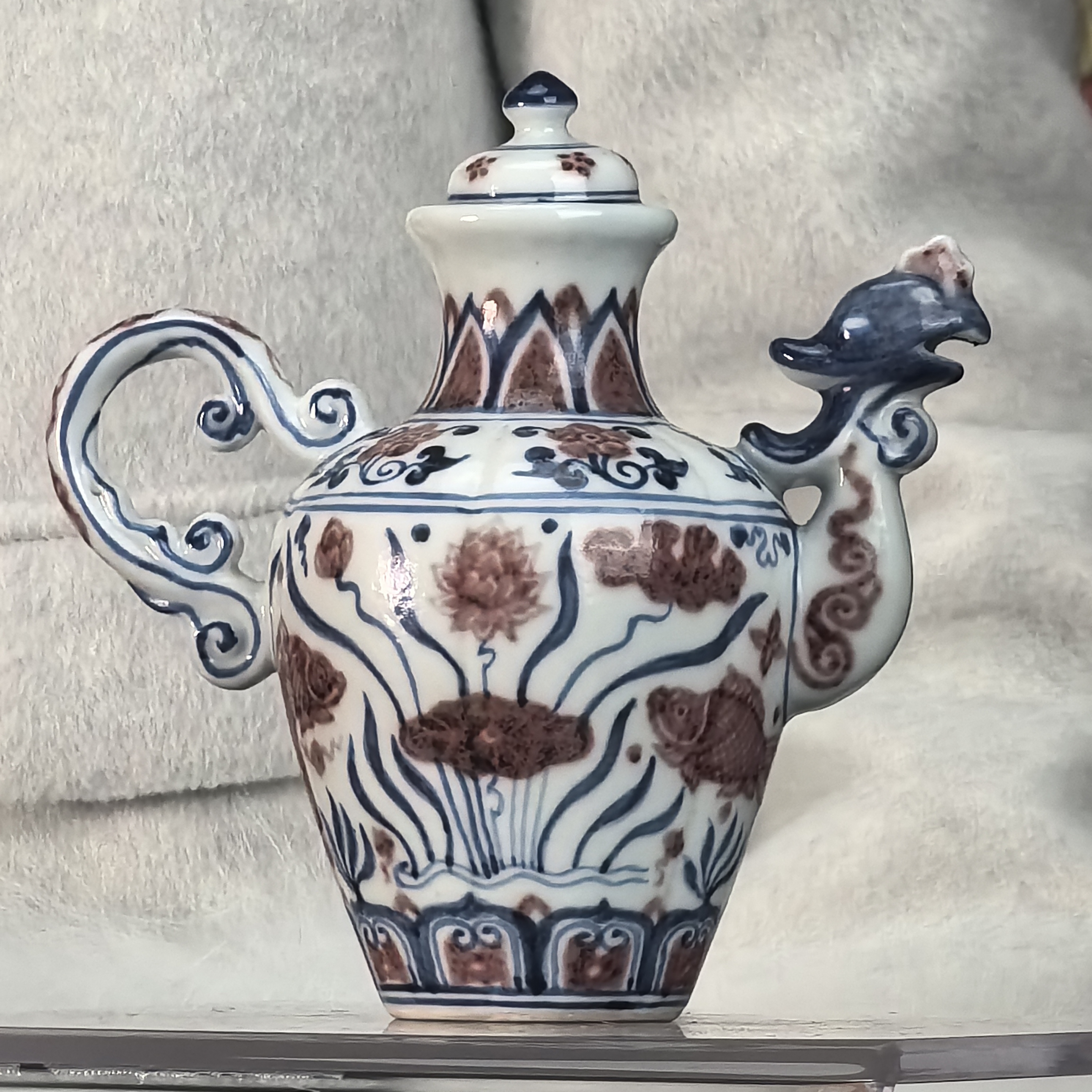 明 青花釉里红鱼藻莲池纹凤首壶