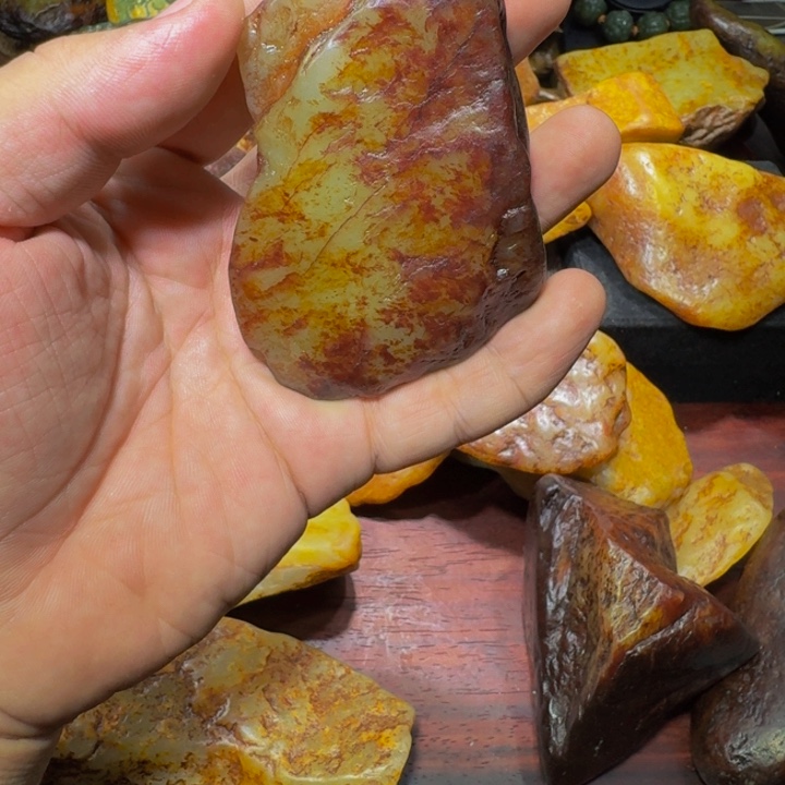 透闪石-蛇纹石玉未镶嵌珠宝奇石