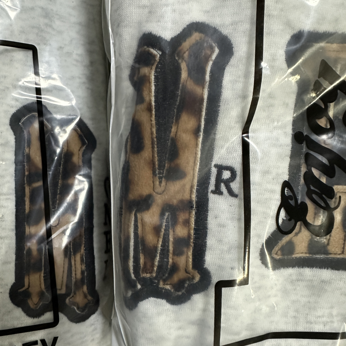 M豹纹刺绣植绒连帽卫衣