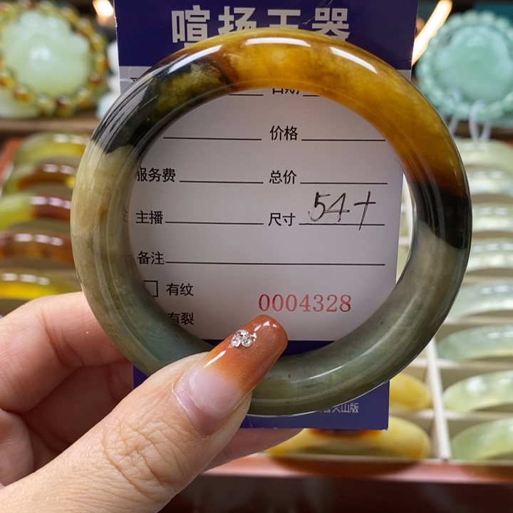 未镶嵌岫玉手镯布***了手镯
