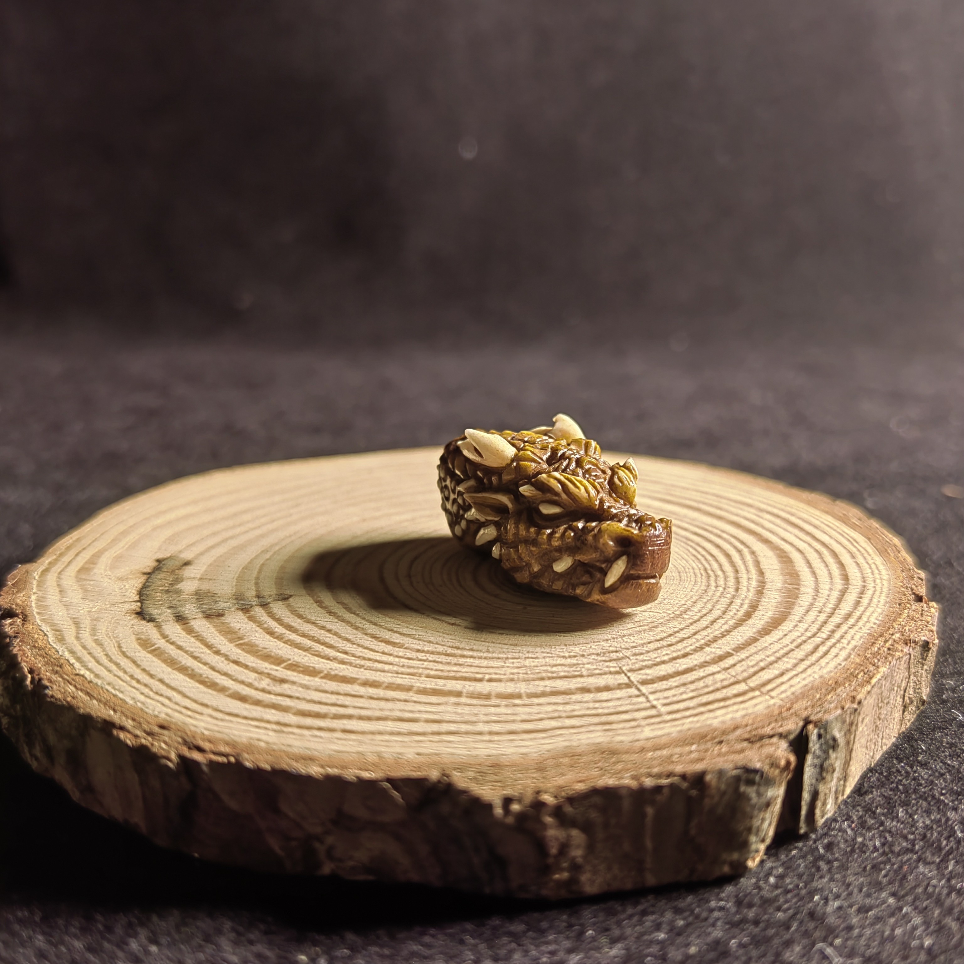 鹿角根付《龙》采用古法炼色工艺，盘玩更加柔润古朴。