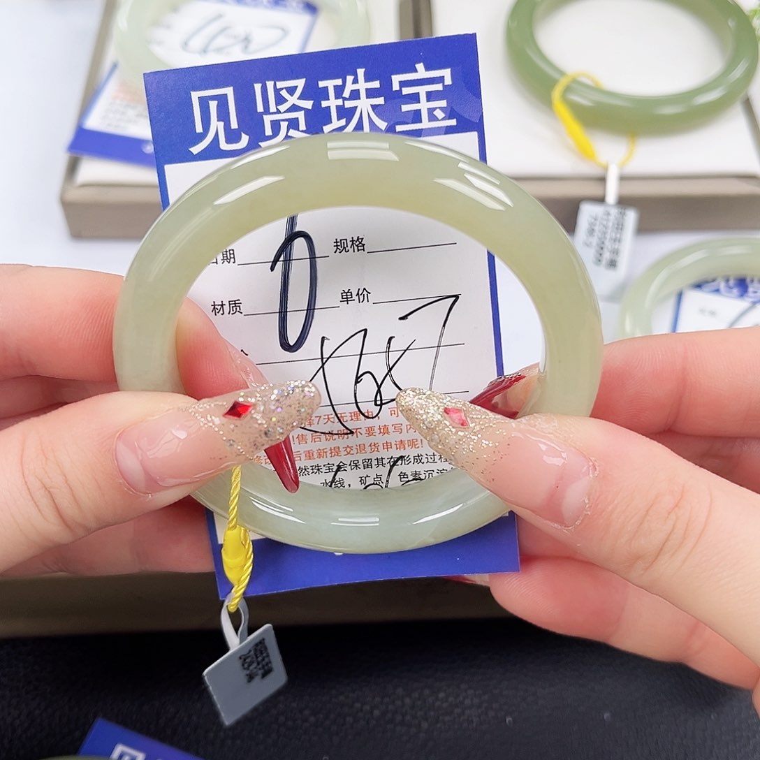 和田玉手镯未镶嵌芒****）