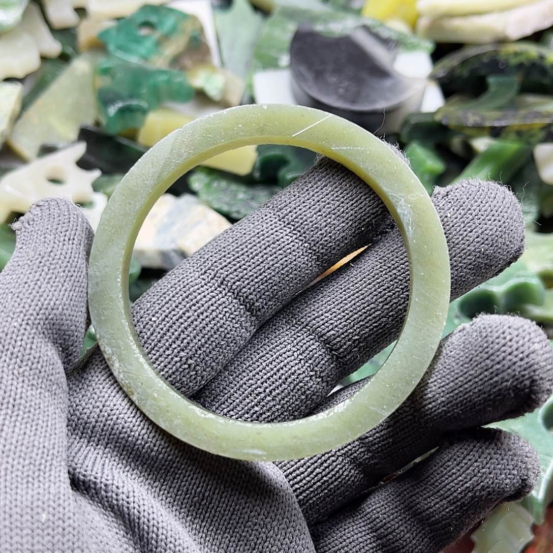 颈饰未镶嵌石英质玉