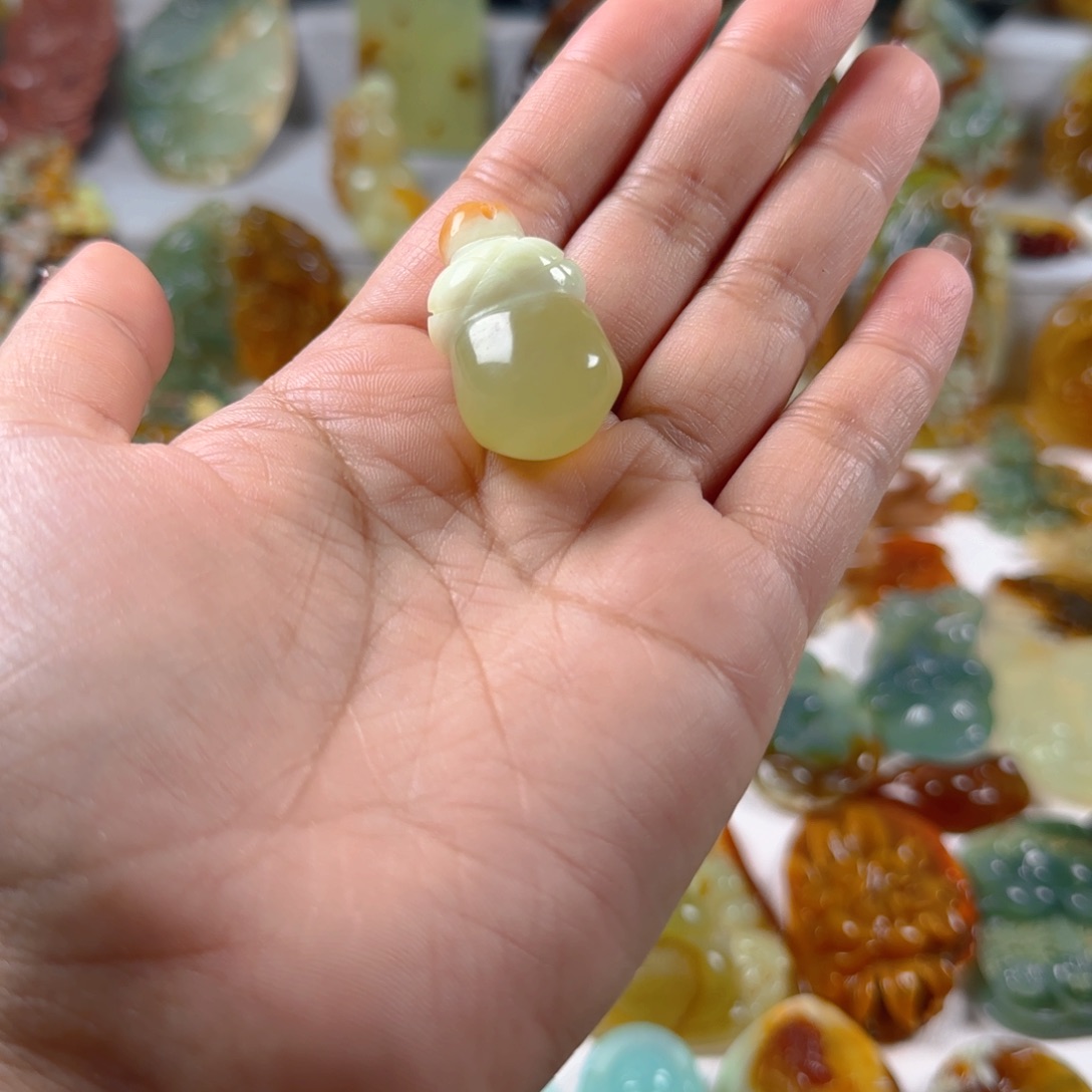 蛇纹石玉颈饰未镶嵌